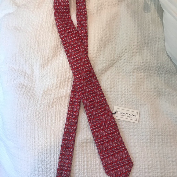 NWT Vineyard Vines Chicago Cubs Red Neck Tie - Picture 3 of 8